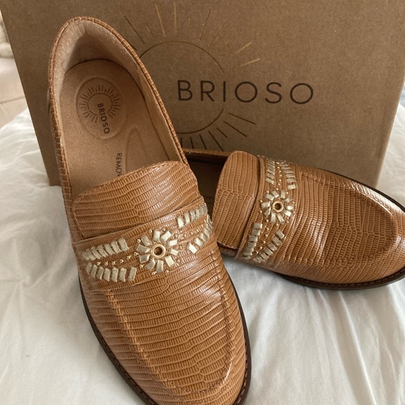 🆕 Brioso Size 7 Ladies Almond colored Loafers, Gold Accents with Original Box!!! - Picture 1 of 13